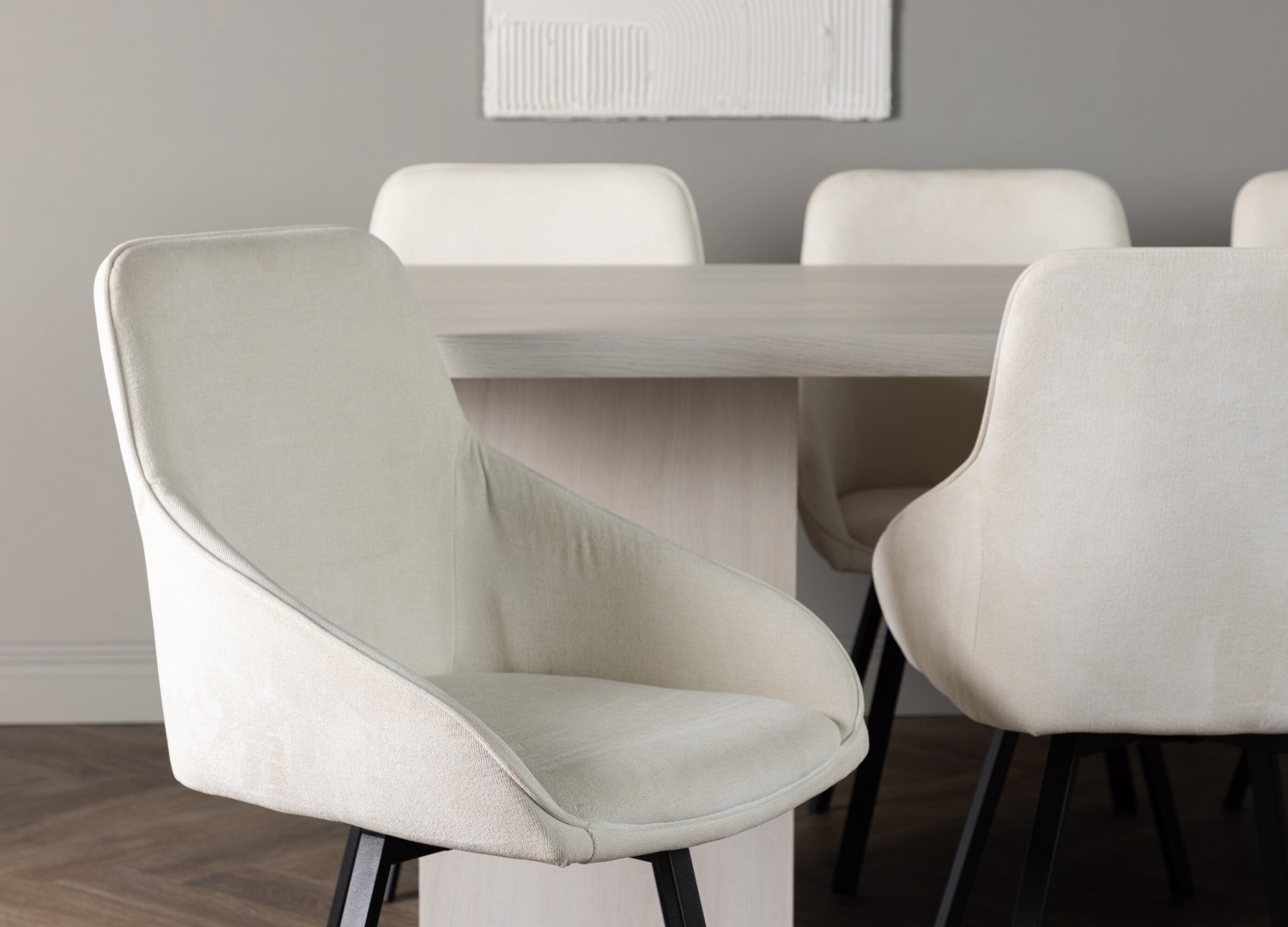 Table rectangulaire Olga et 6 chaises Rosie présentées dans un intérieur contemporain