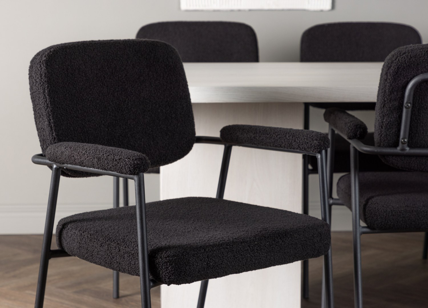 Table rectangulaire Olga et 6 chaises Yesterday présentées dans un intérieur contemporain