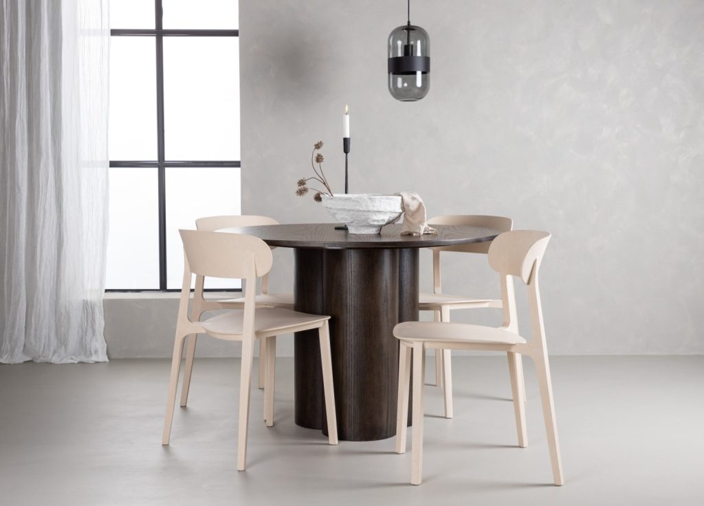 Ensemble table à manger ronde Olivia avec 4 chaises Åstol dans une salle à manger