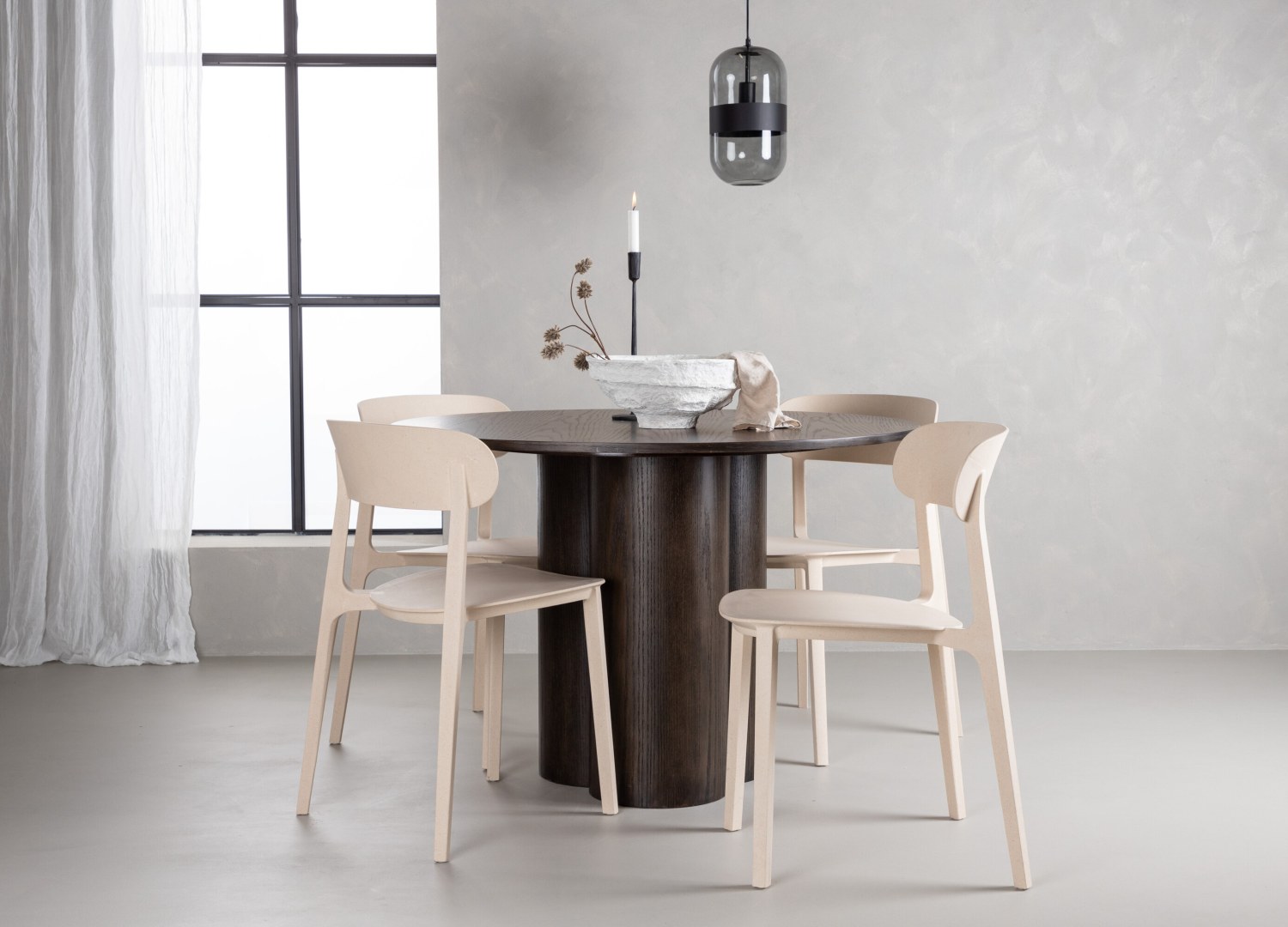 Ensemble table à manger ronde Olivia avec 4 chaises Åstol dans une salle à manger