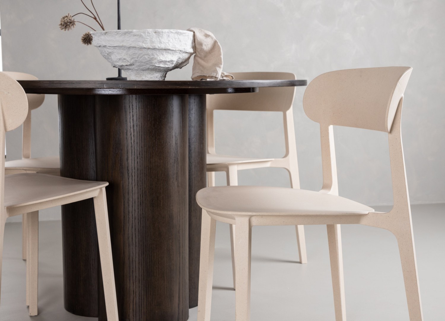 Table ronde Olivia et 4 chaises Åstol présentées dans un intérieur contemporain