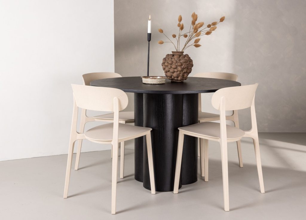 Ensemble table à manger ronde Olivia avec 4 chaises Åstol dans une salle à manger