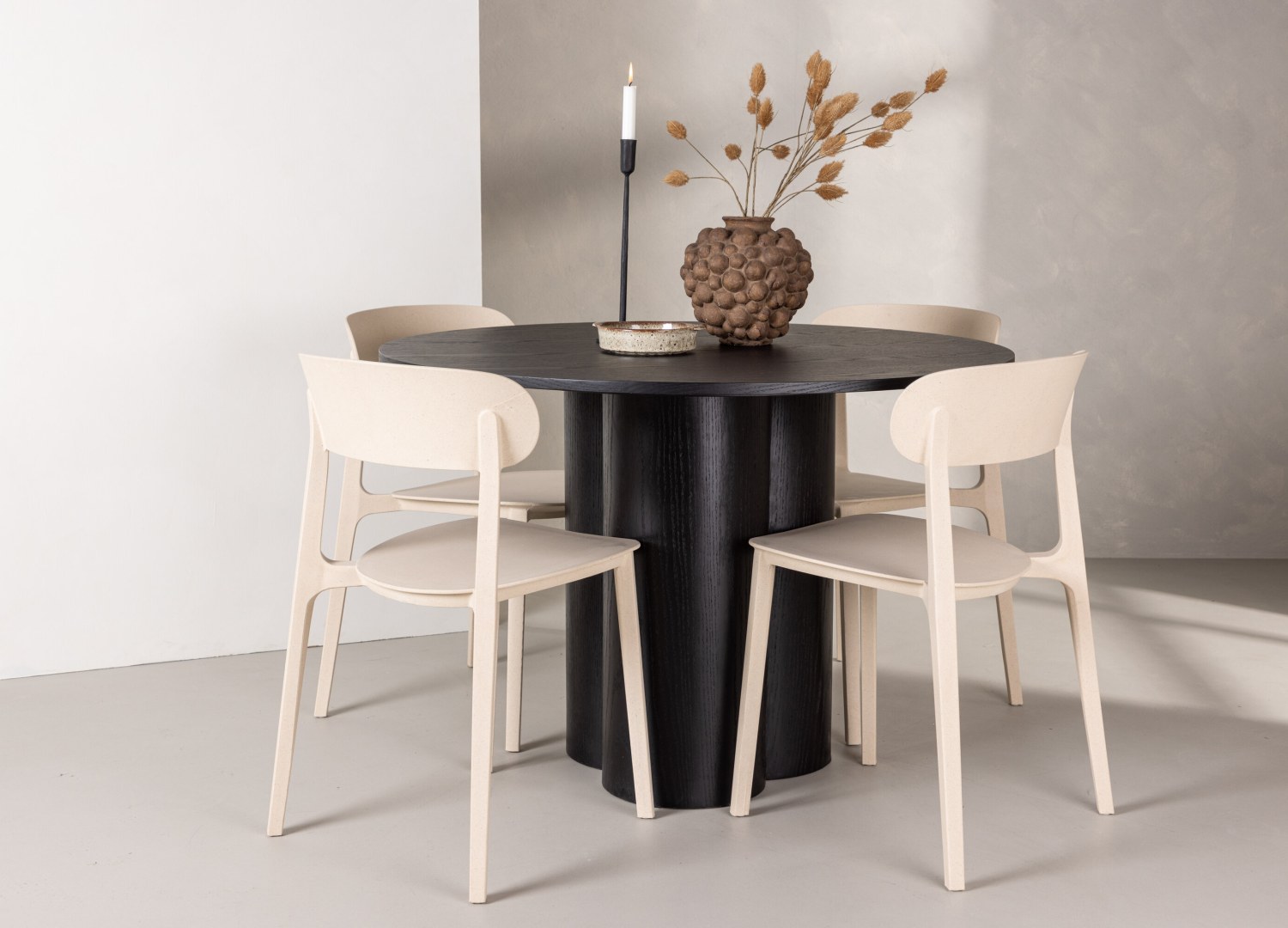 Ensemble table à manger ronde Olivia avec 4 chaises Åstol dans une salle à manger