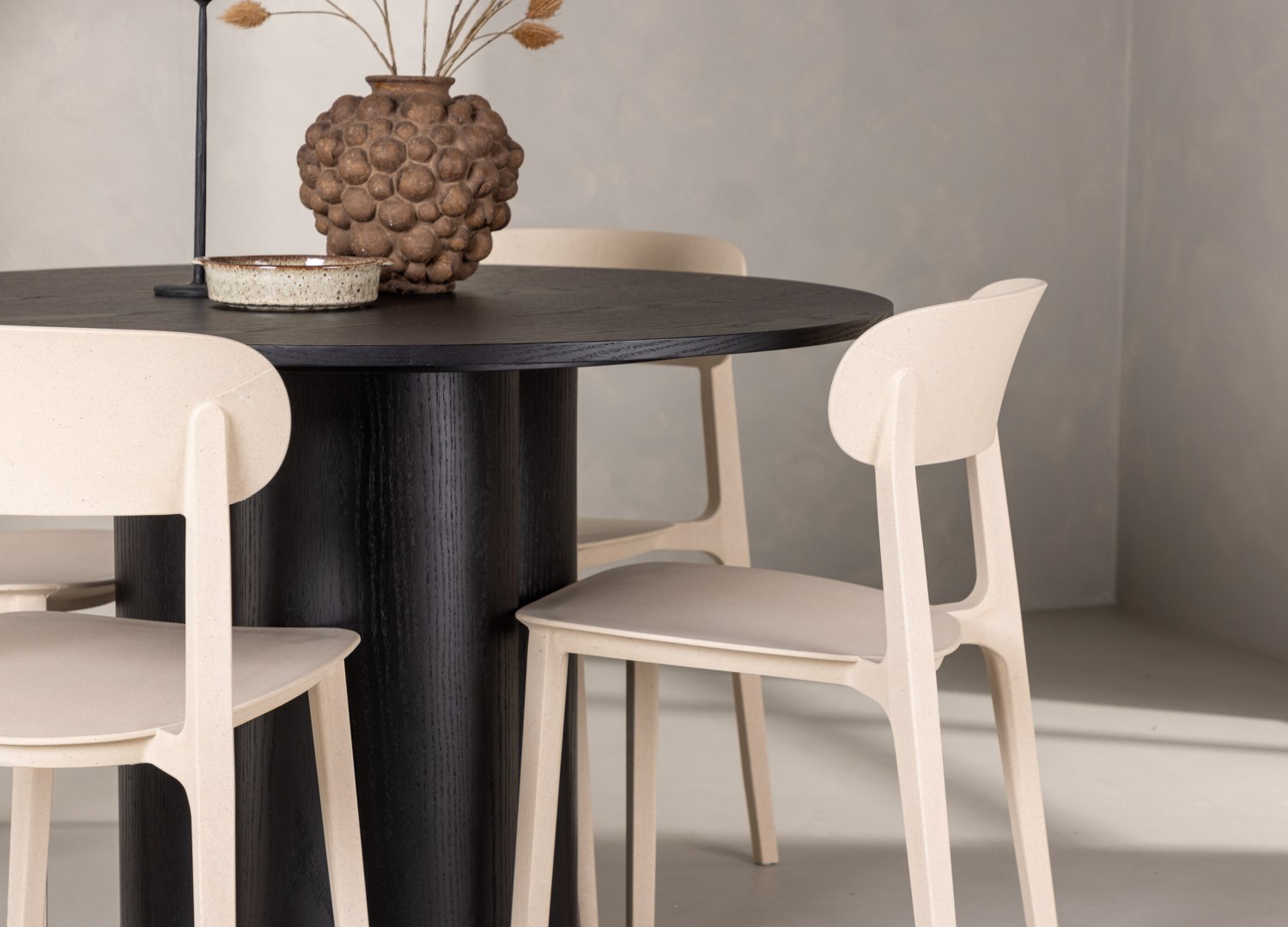 Table ronde Olivia et 4 chaises Åstol présentées dans un intérieur contemporain