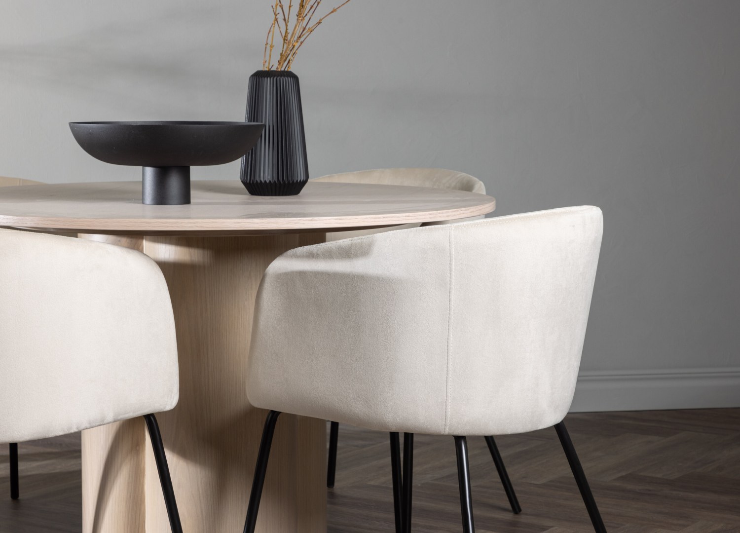 Table ronde Olivia et 4 chaises Berit présentées dans un intérieur contemporain