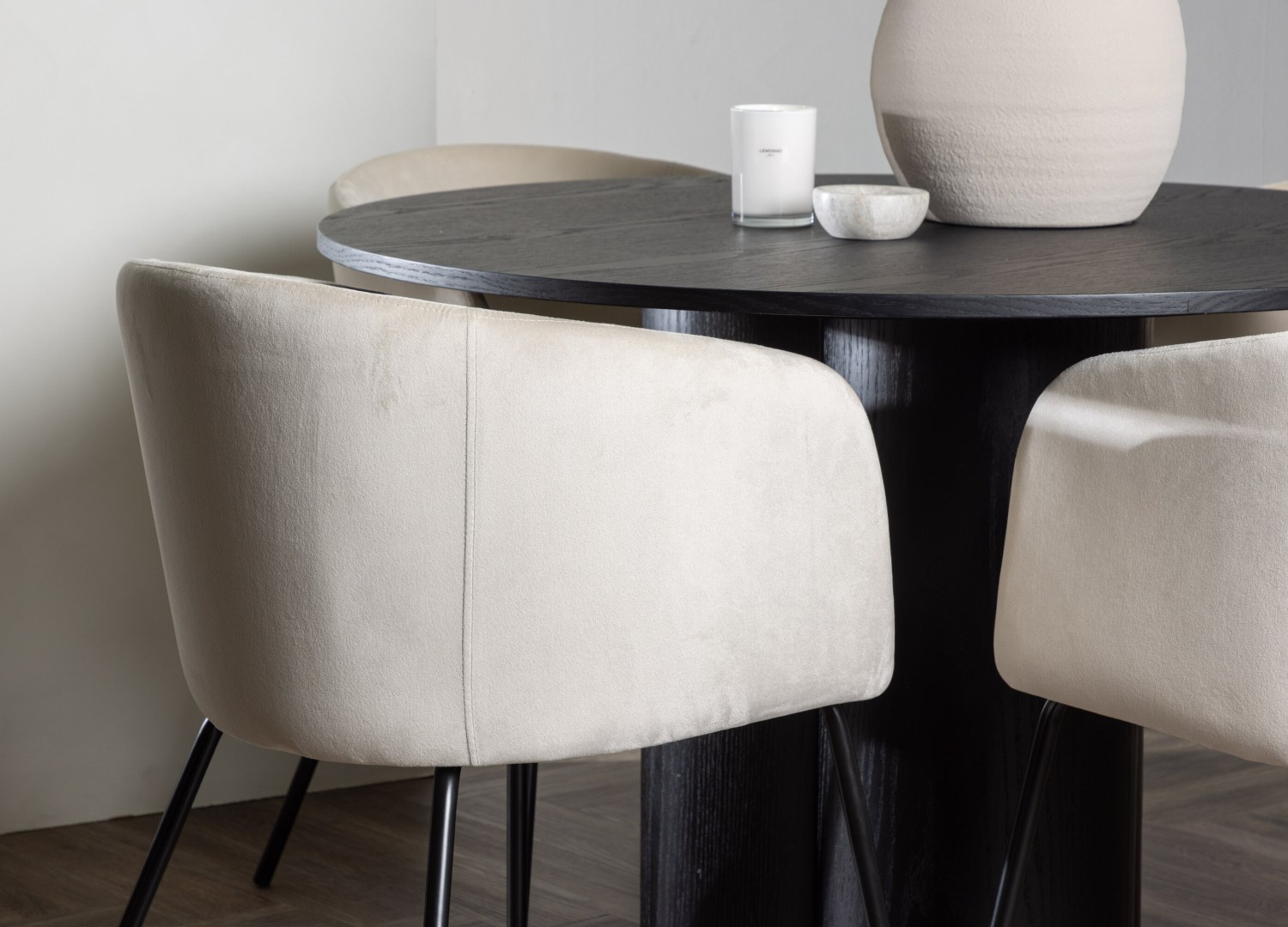 Table ronde Olivia et 4 chaises Berit présentées dans un intérieur contemporain