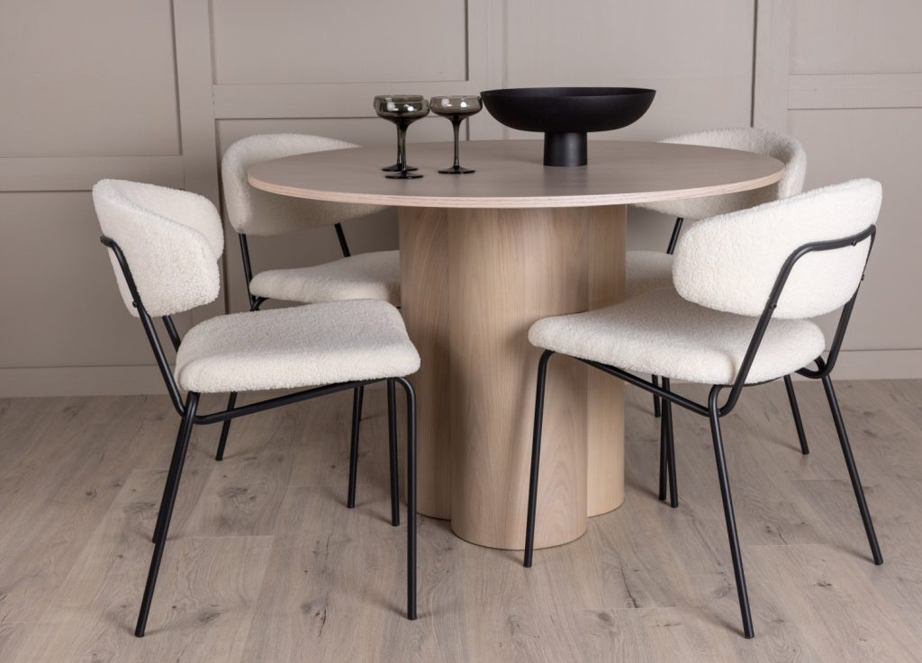 Ensemble table à manger ronde Olivia avec 4 chaises Chico dans une salle à manger