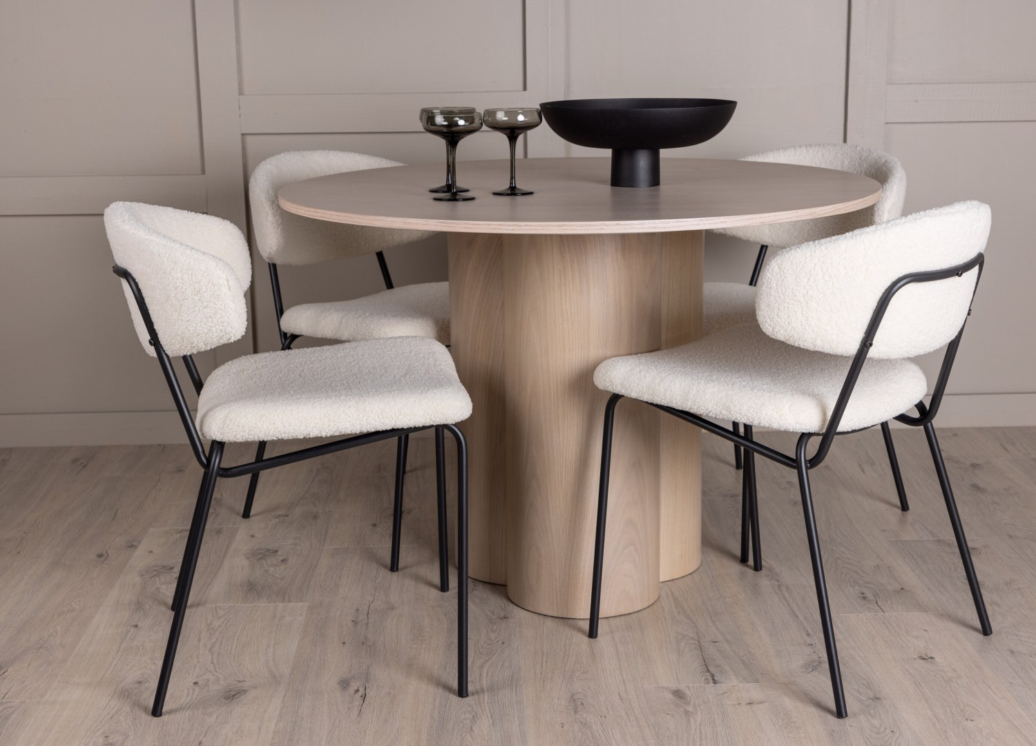 Ensemble table à manger ronde Olivia avec 4 chaises Chico dans une salle à manger