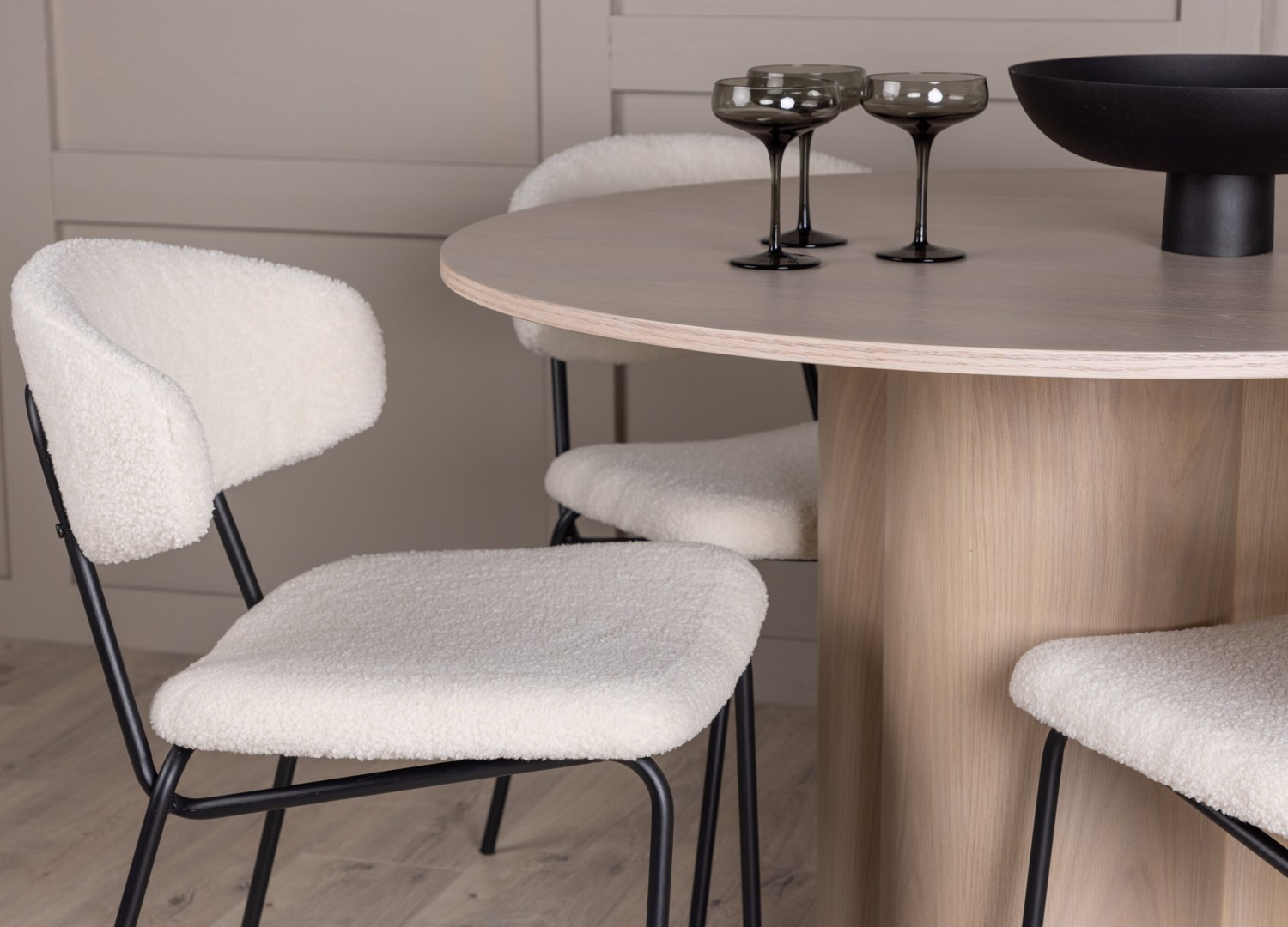 Table ronde Olivia et 4 chaises Chico présentées dans un intérieur contemporain