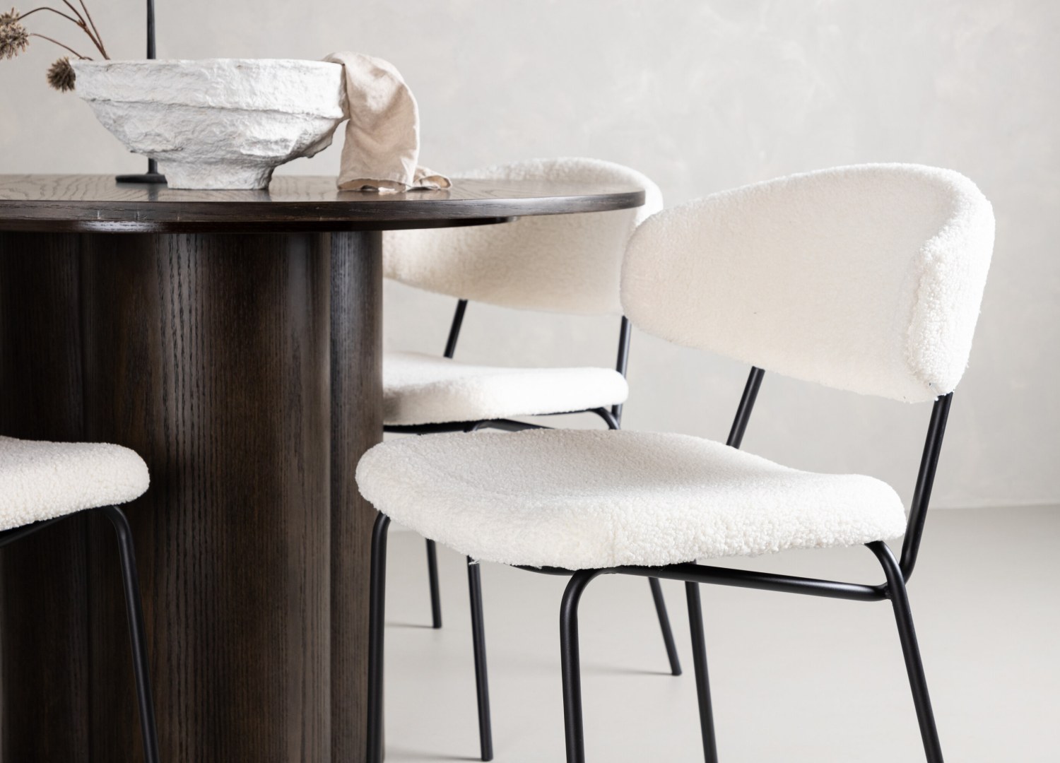 Table ronde Olivia et 4 chaises Chico présentées dans un intérieur contemporain