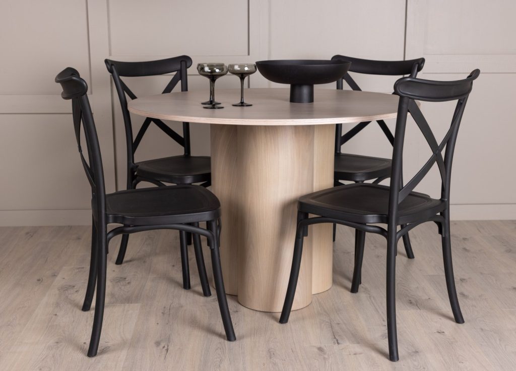 Ensemble table à manger ronde Olivia avec 4 chaises Crosett dans une salle à manger