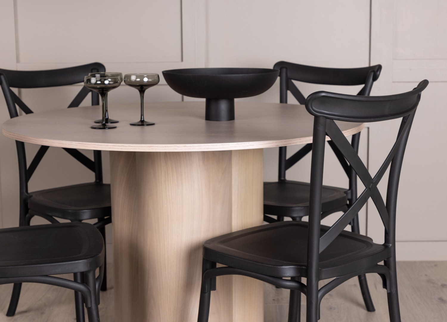 Table ronde Olivia et 4 chaises Crosett présentées dans un intérieur contemporain