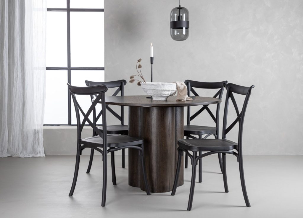 Ensemble table à manger ronde Olivia avec 4 chaises Crosett dans une salle à manger