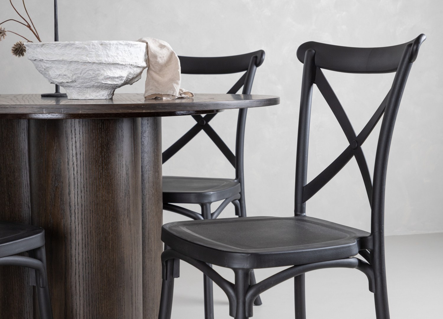 Table ronde Olivia et 4 chaises Crosett présentées dans un intérieur contemporain