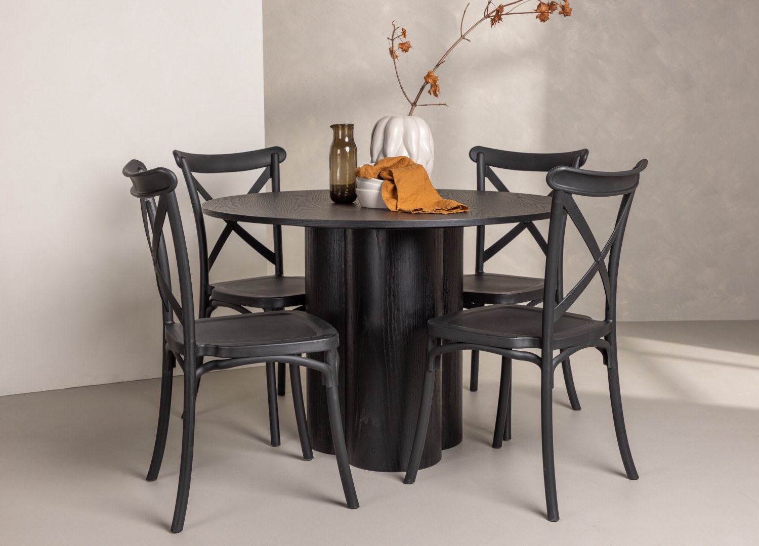Ensemble table à manger ronde Olivia avec 4 chaises Crosett dans une salle à manger