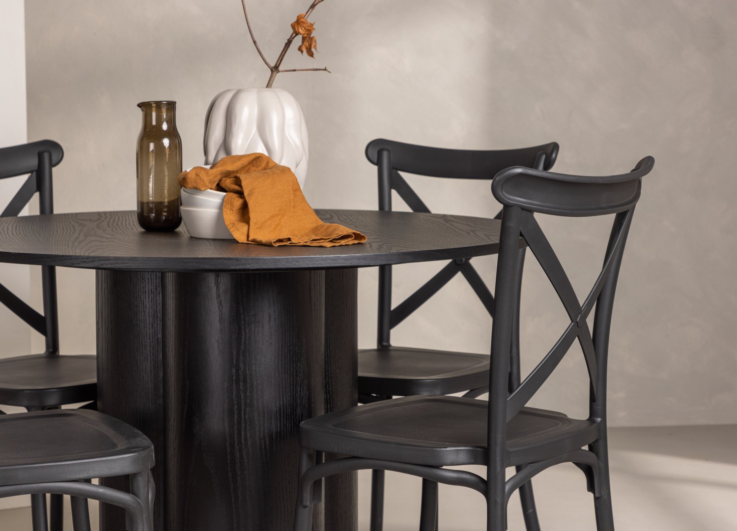 Table ronde Olivia et 4 chaises Crosett présentées dans un intérieur contemporain
