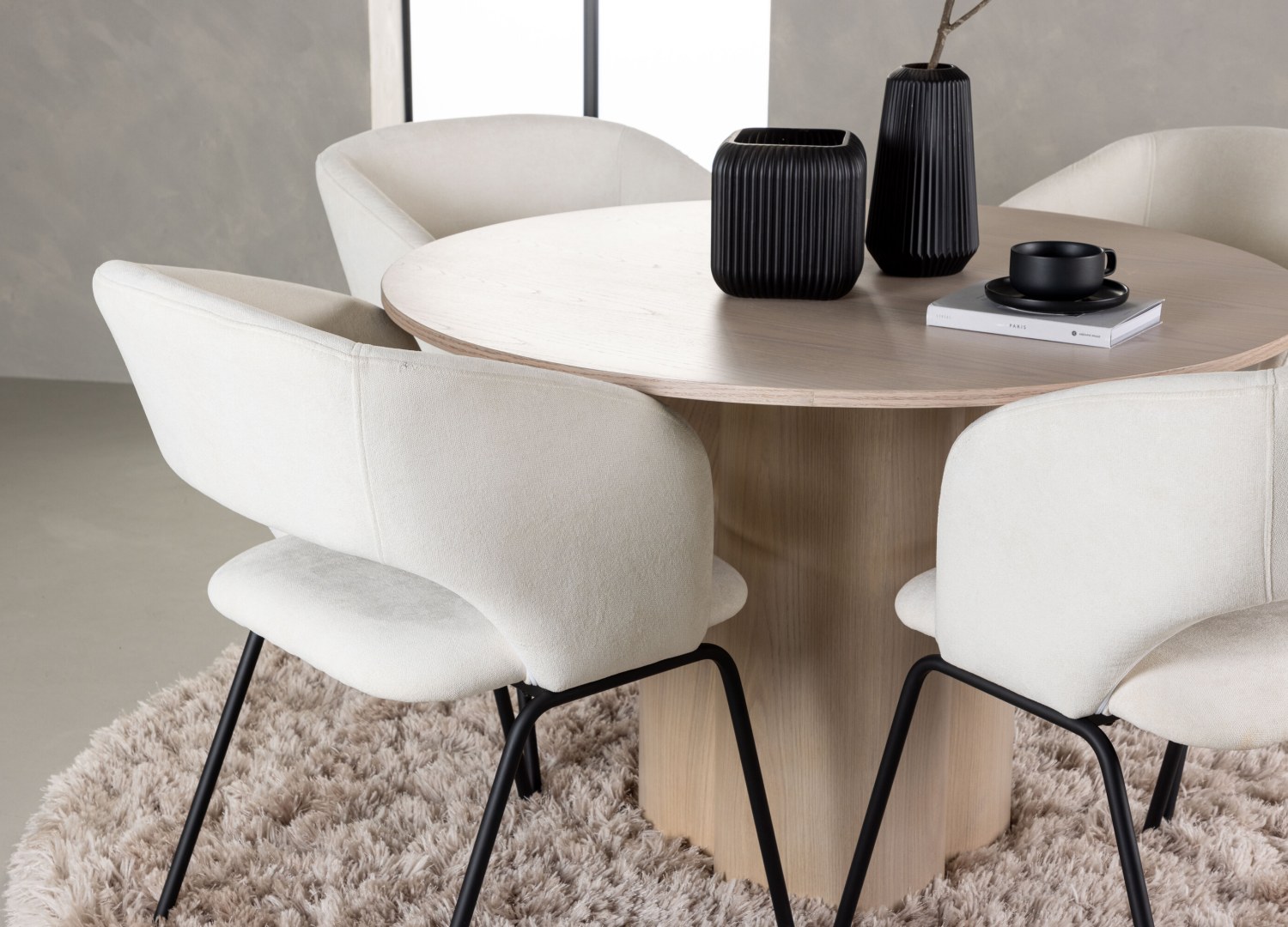 Table ronde Olivia et 4 chaises Day présentées dans un intérieur contemporain