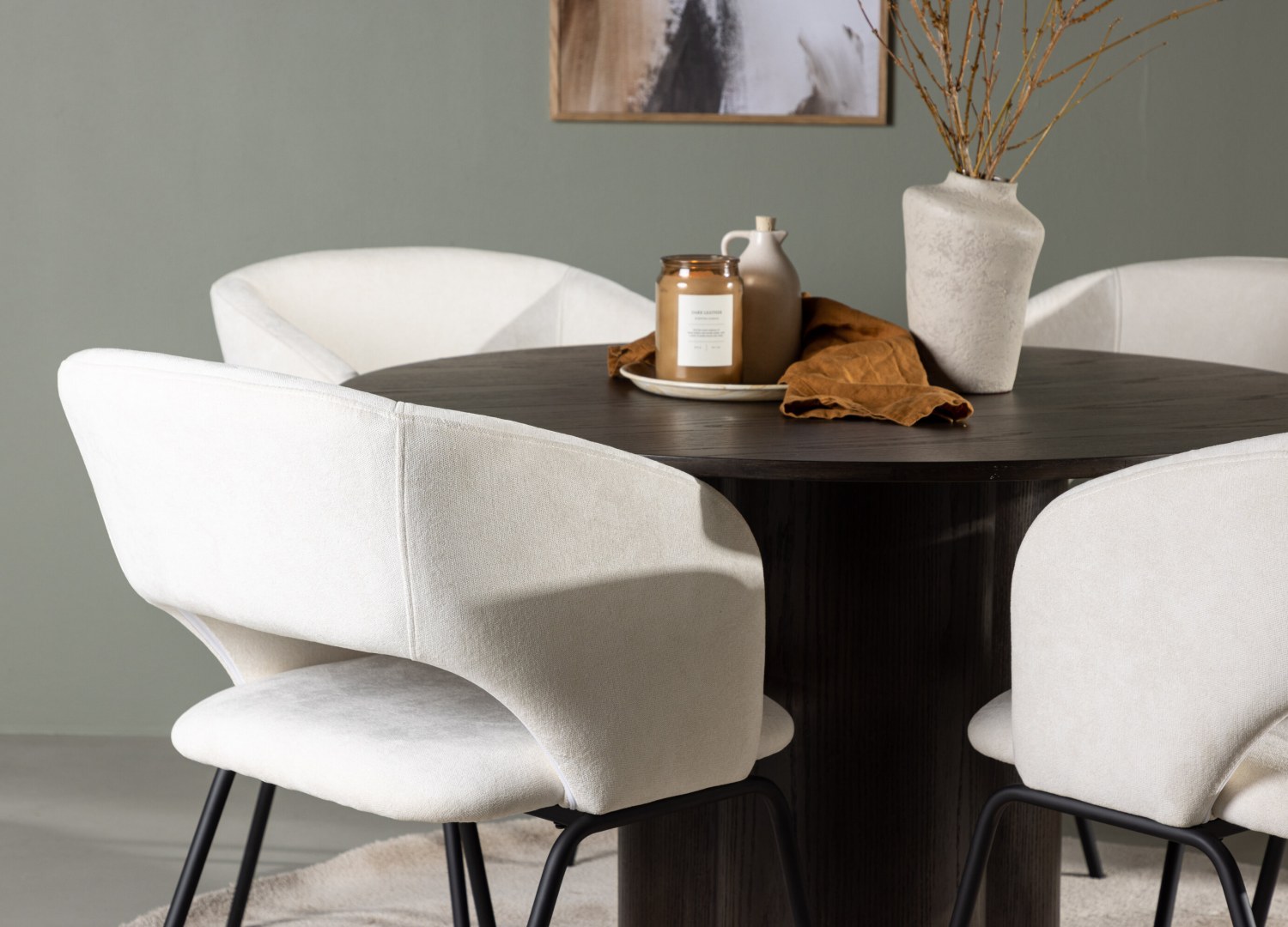 Table ronde Olivia et 4 chaises Day présentées dans un intérieur contemporain