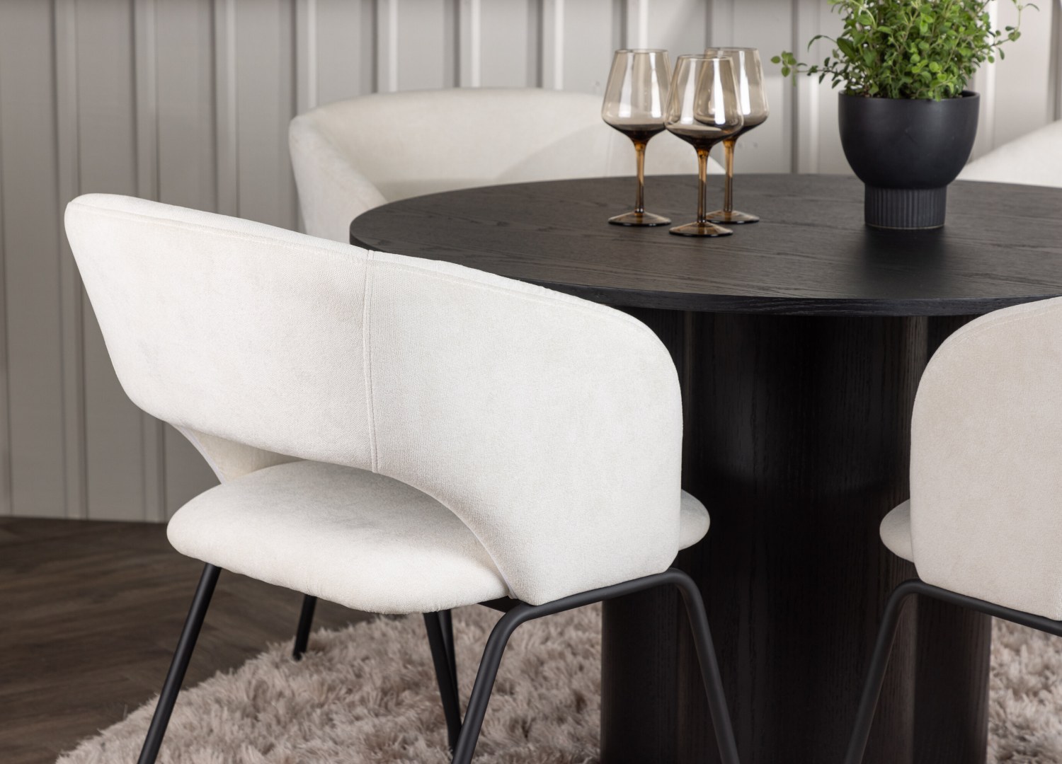Table ronde Olivia et 4 chaises Day présentées dans un intérieur contemporain