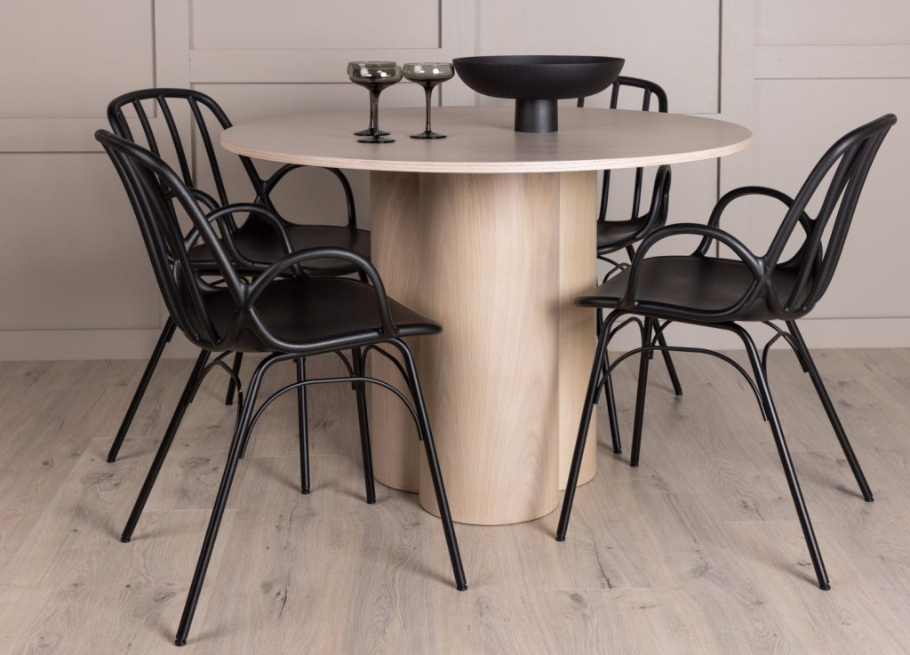 Ensemble table à manger ronde Olivia avec 4 chaises Dyrön dans une salle à manger