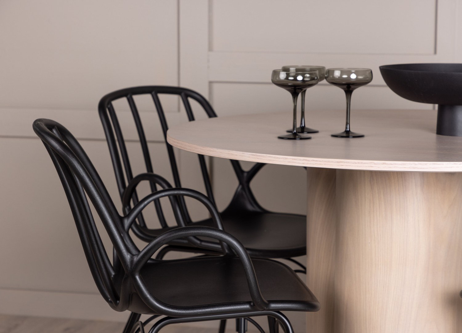 Table ronde Olivia et 4 chaises Dyrön présentées dans un intérieur contemporain