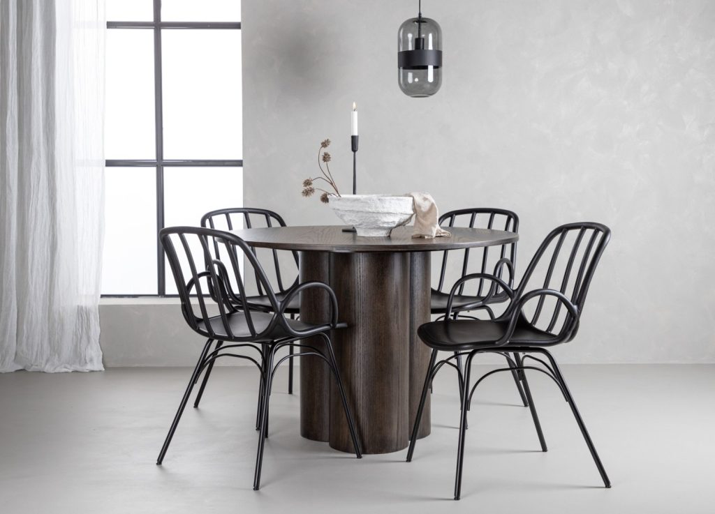 Ensemble table à manger ronde Olivia avec 4 chaises Dyrön dans une salle à manger