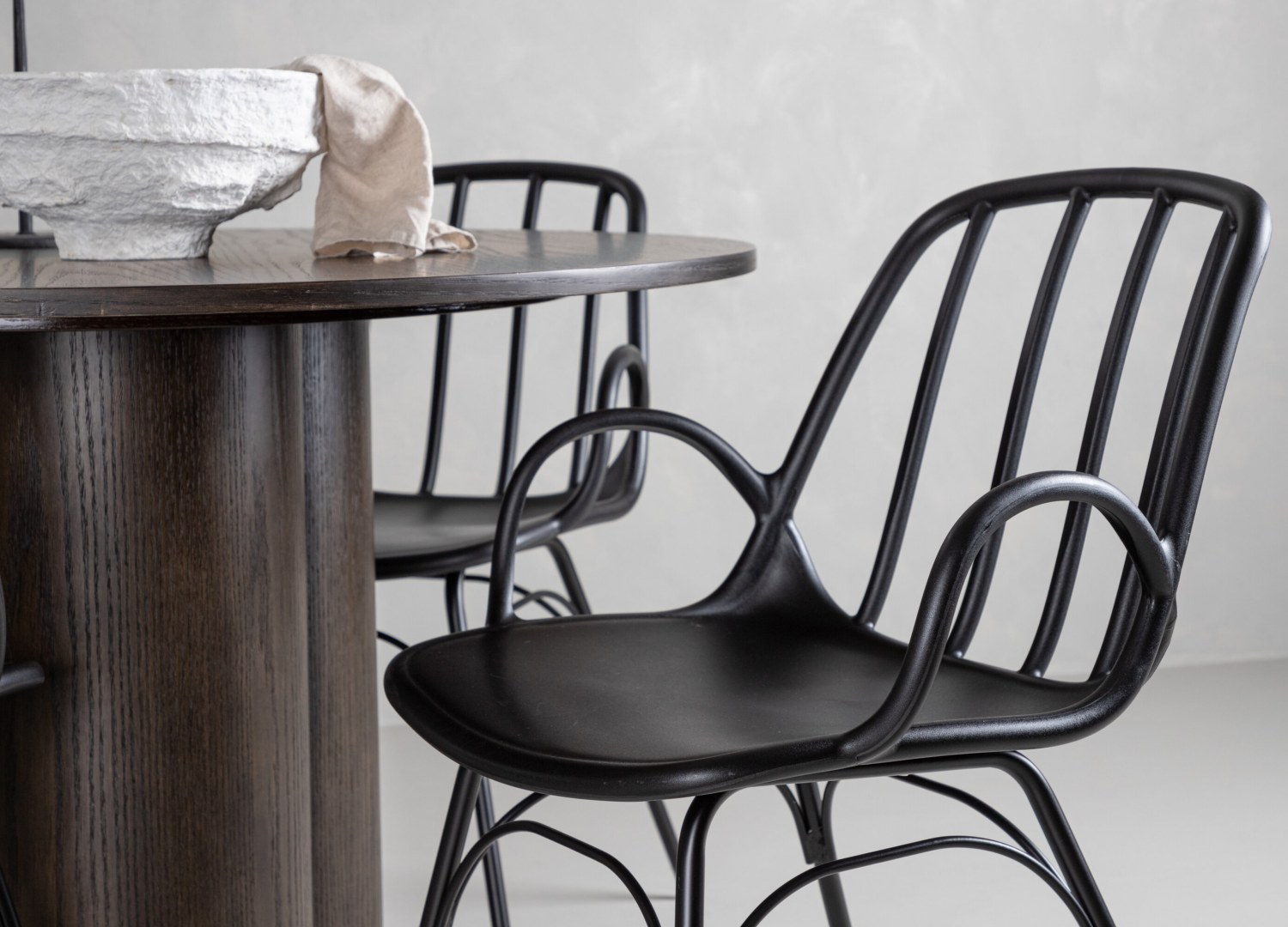 Table ronde Olivia et 4 chaises Dyrön présentées dans un intérieur contemporain