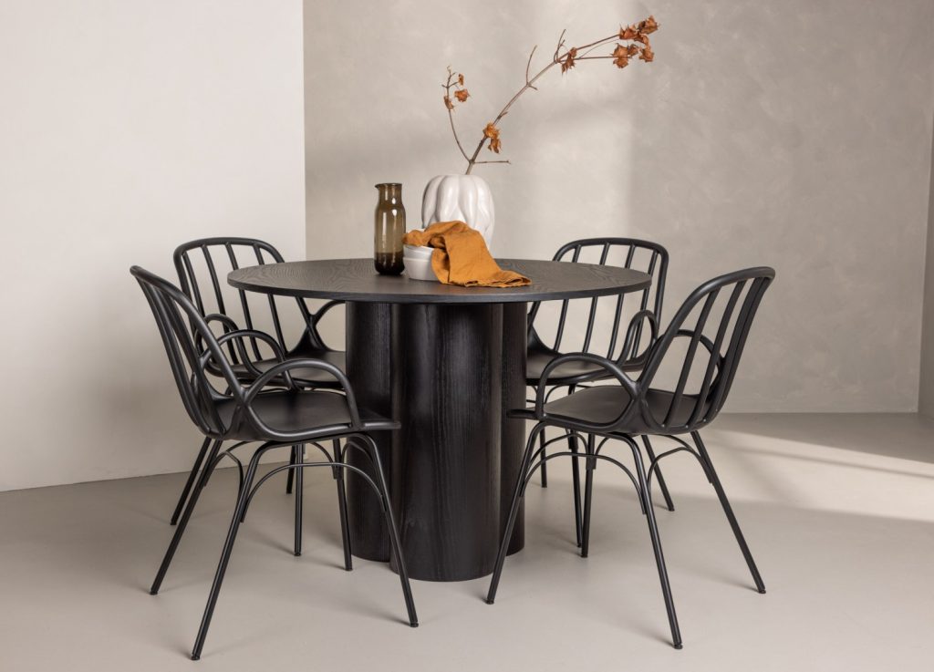 Ensemble table à manger ronde Olivia avec 4 chaises Dyrön dans une salle à manger