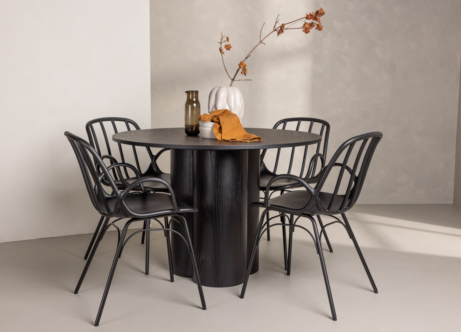 Ensemble table à manger ronde Olivia avec 4 chaises Dyrön dans une salle à manger