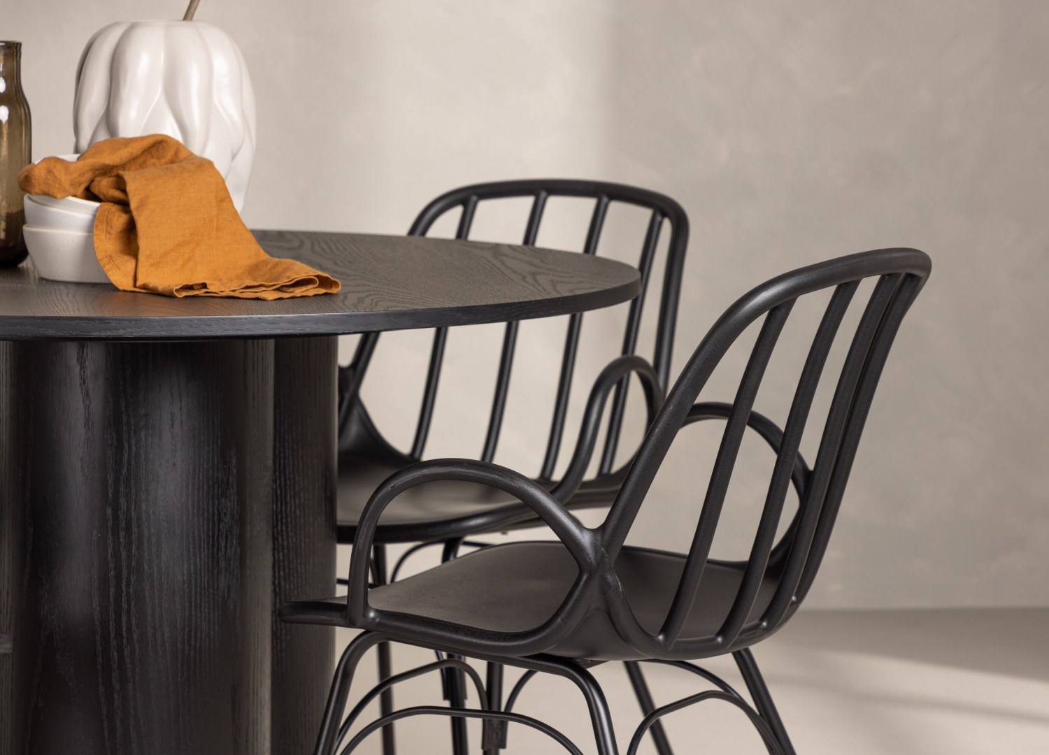 Table ronde Olivia et 4 chaises Dyrön présentées dans un intérieur contemporain