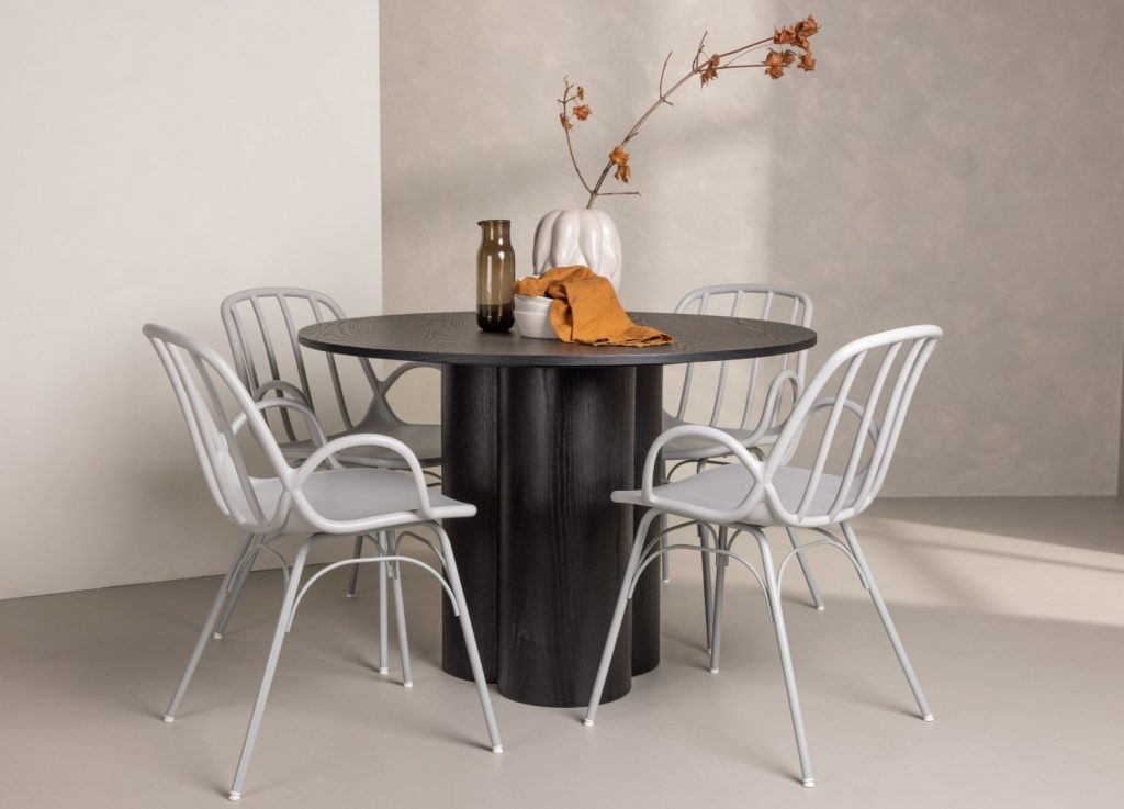 Ensemble table à manger ronde Olivia avec 4 chaises Dyrön dans une salle à manger
