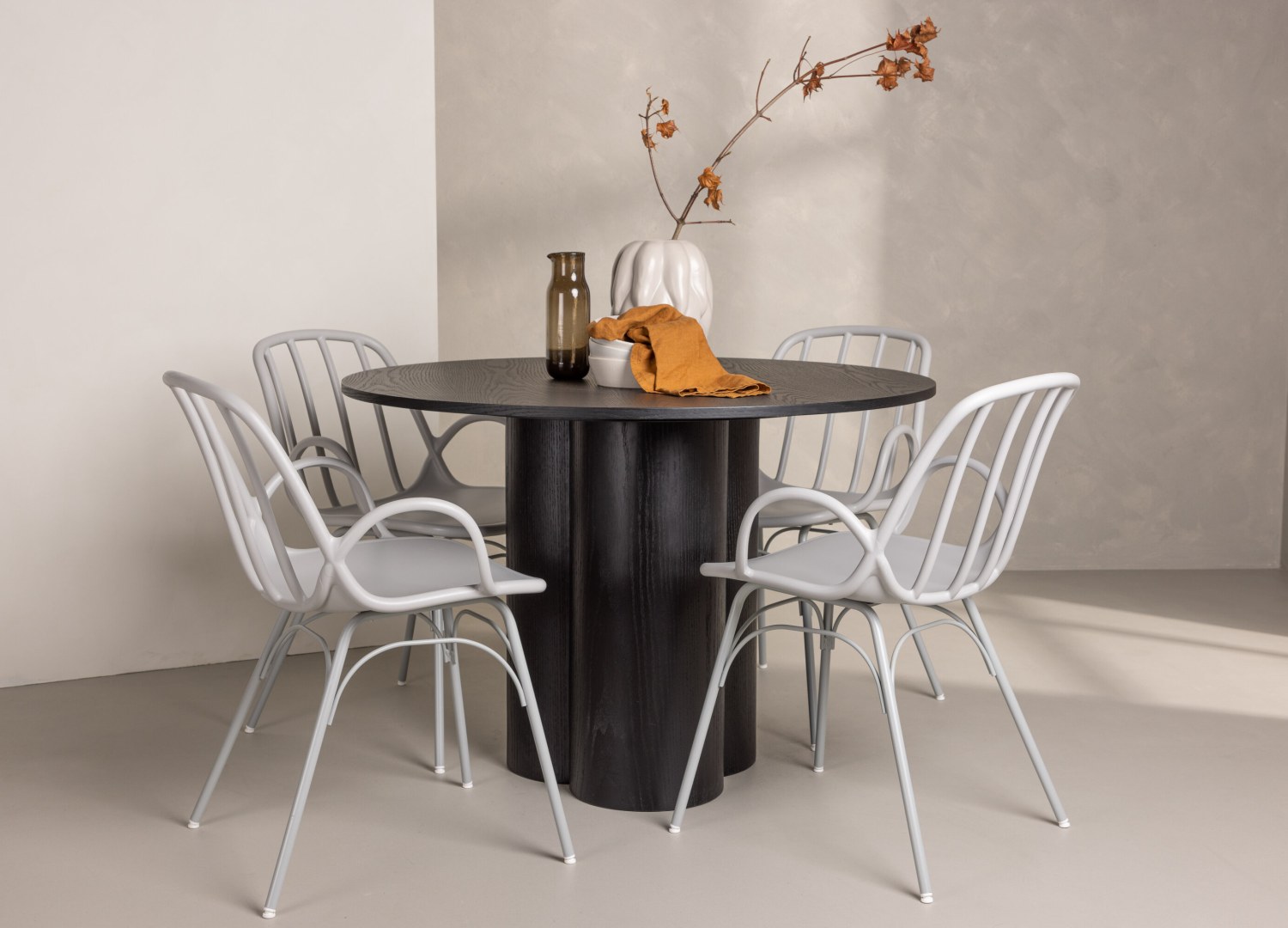 Ensemble table à manger ronde Olivia avec 4 chaises Dyrön dans une salle à manger