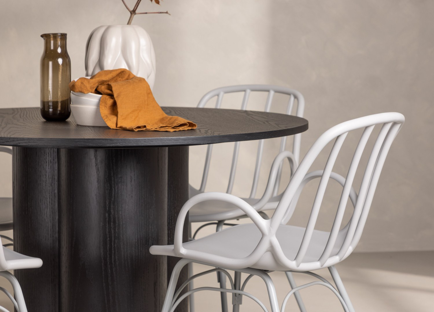 Table ronde Olivia et 4 chaises Dyrön présentées dans un intérieur contemporain