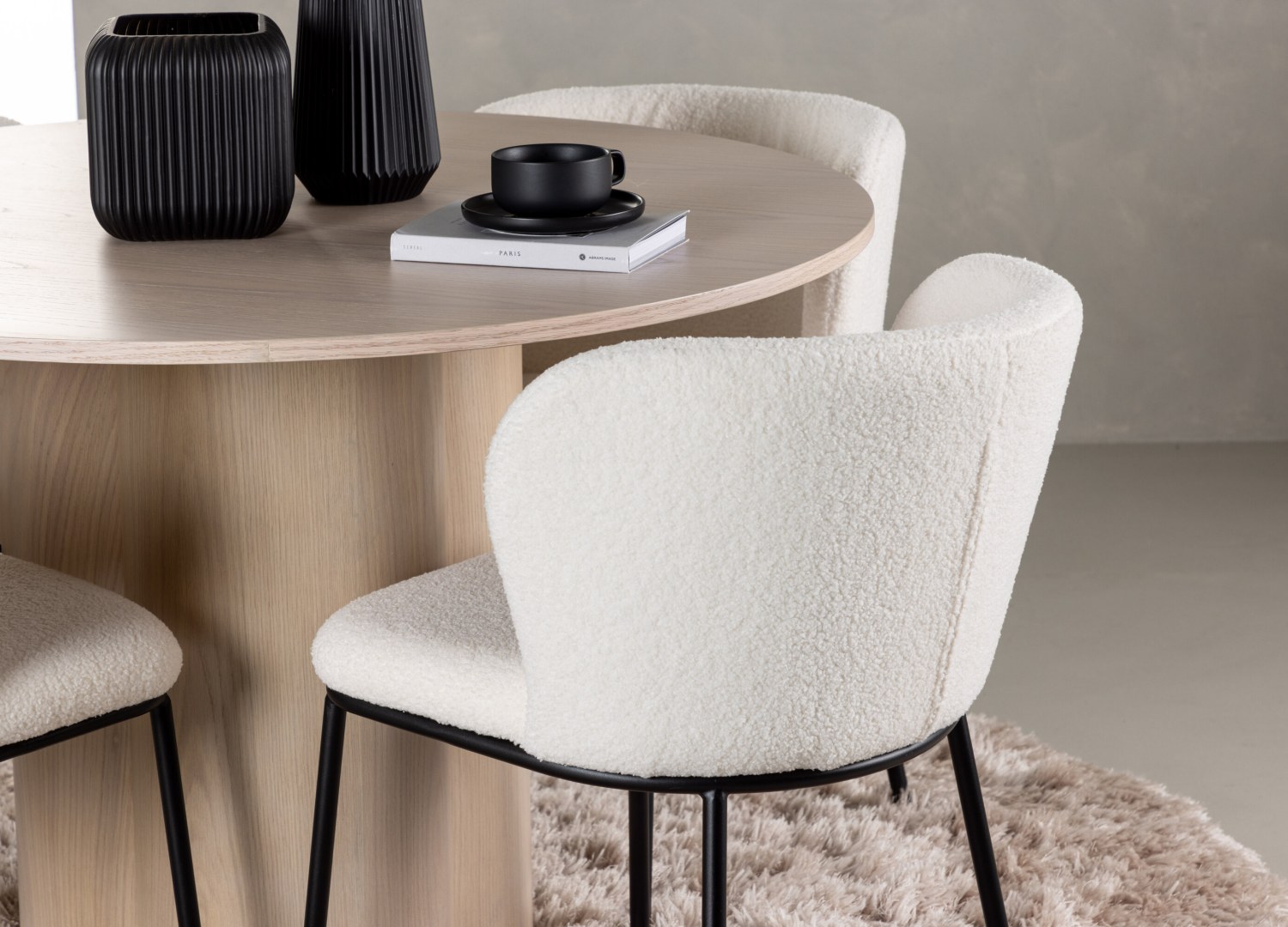 Table ronde Olivia et 4 chaises Edina présentées dans un intérieur contemporain