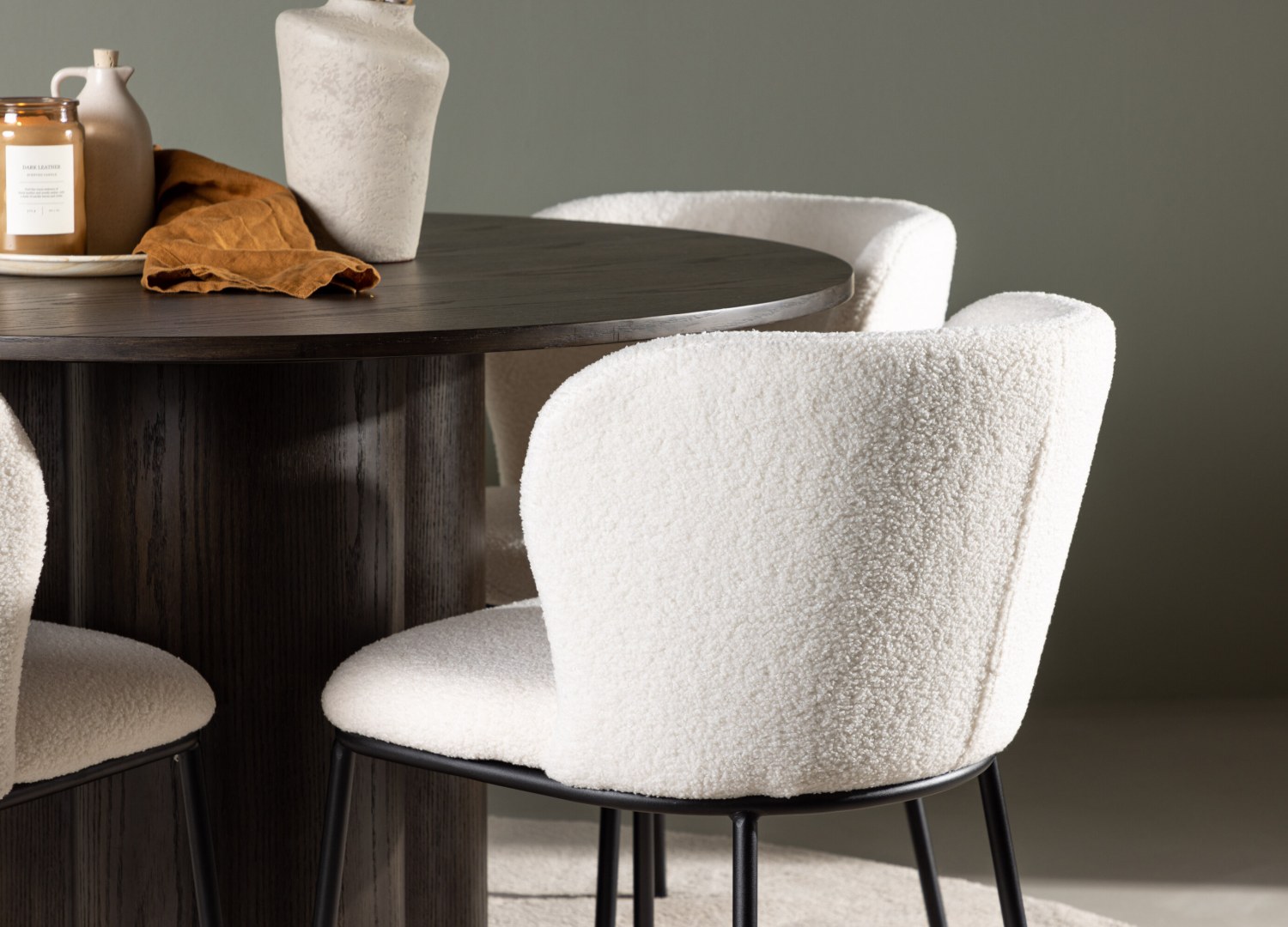Table ronde Olivia et 4 chaises Edina présentées dans un intérieur contemporain