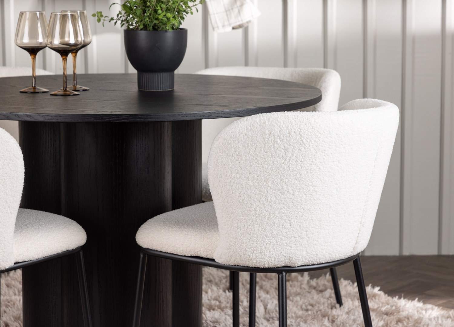 Table ronde Olivia et 4 chaises Edina présentées dans un intérieur contemporain