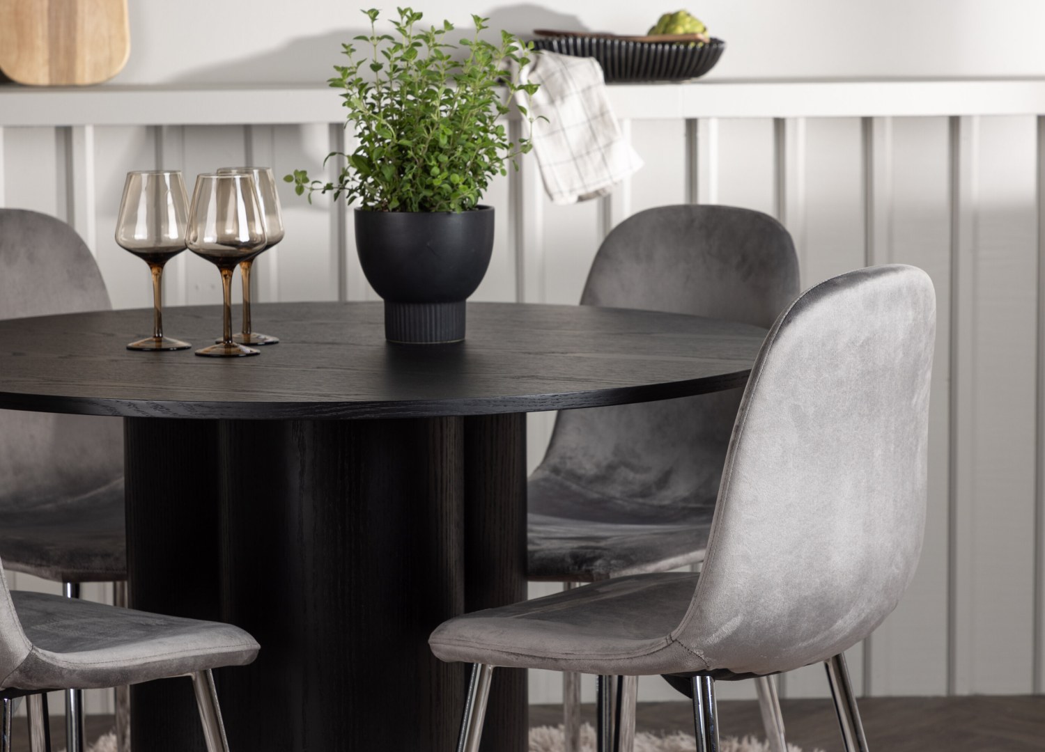 Table ronde Olivia et 4 chaises Eva présentées dans un intérieur contemporain