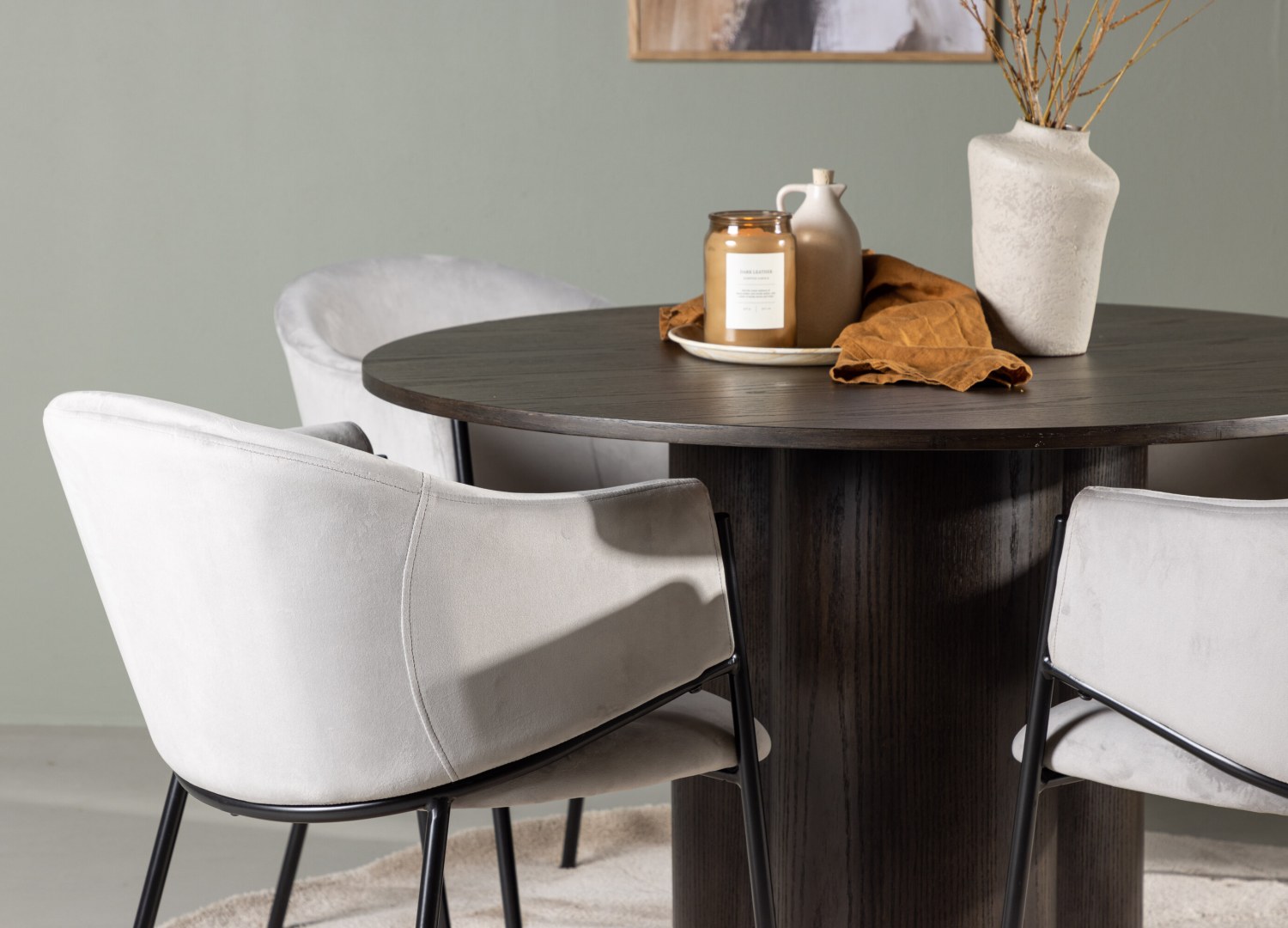 Table ronde Olivia et 4 chaises Evelina présentées dans un intérieur contemporain