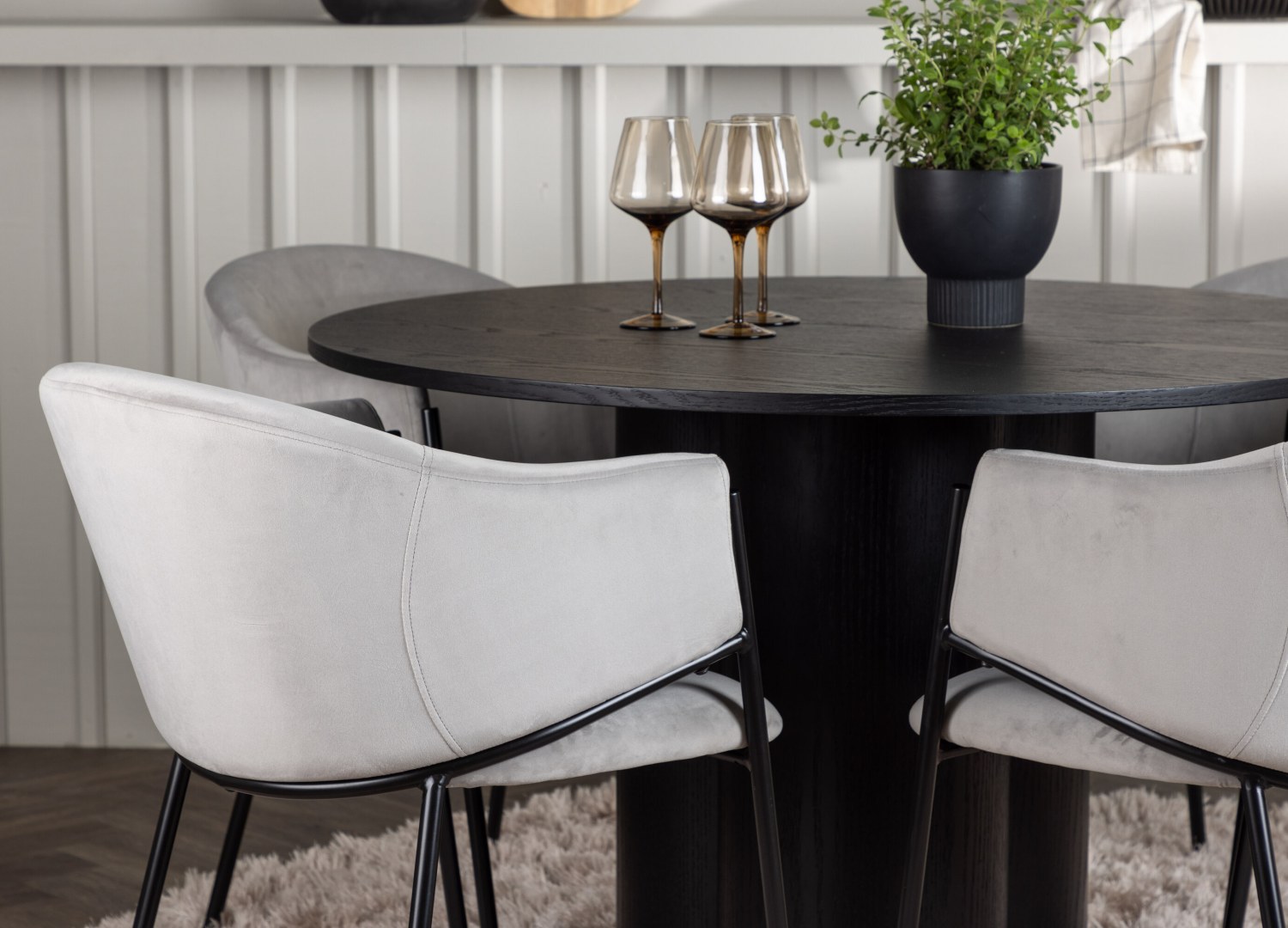 Table ronde Olivia et 4 chaises Evelina présentées dans un intérieur contemporain