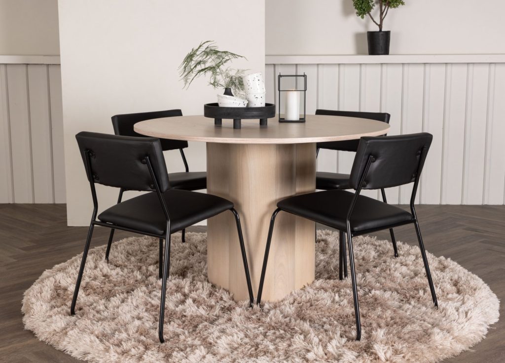 Ensemble table à manger ronde Olivia avec 4 chaises Kenth dans une salle à manger