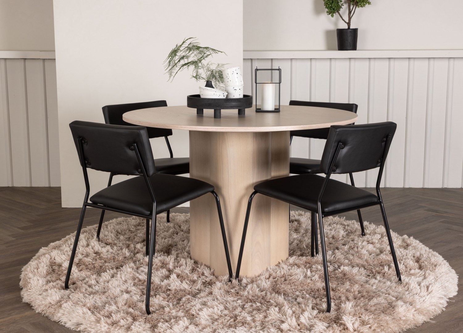 Ensemble table à manger ronde Olivia avec 4 chaises Kenth dans une salle à manger