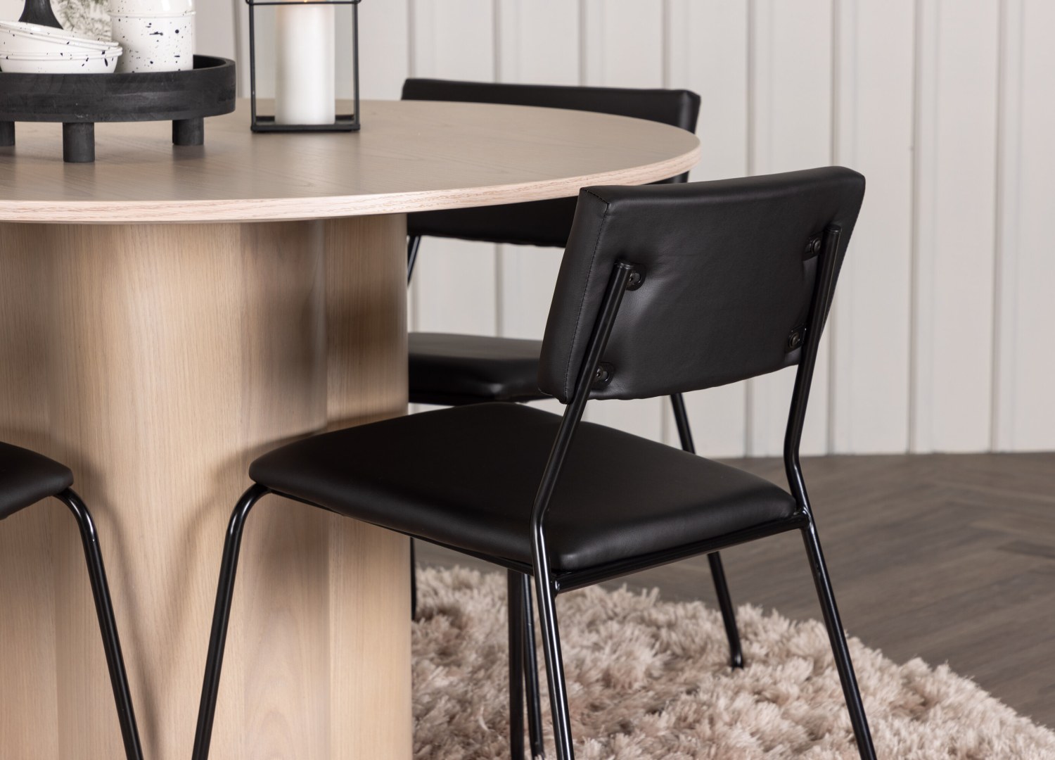 Table ronde Olivia et 4 chaises Kenth présentées dans un intérieur contemporain