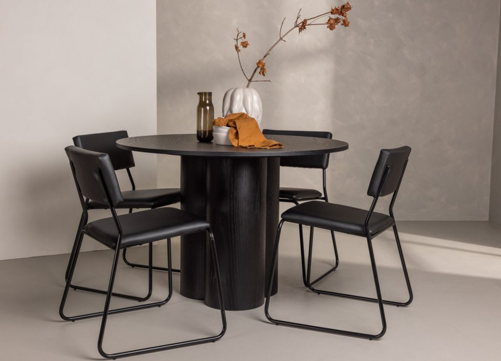 Ensemble table à manger ronde Olivia avec 4 chaises Kenth dans une salle à manger
