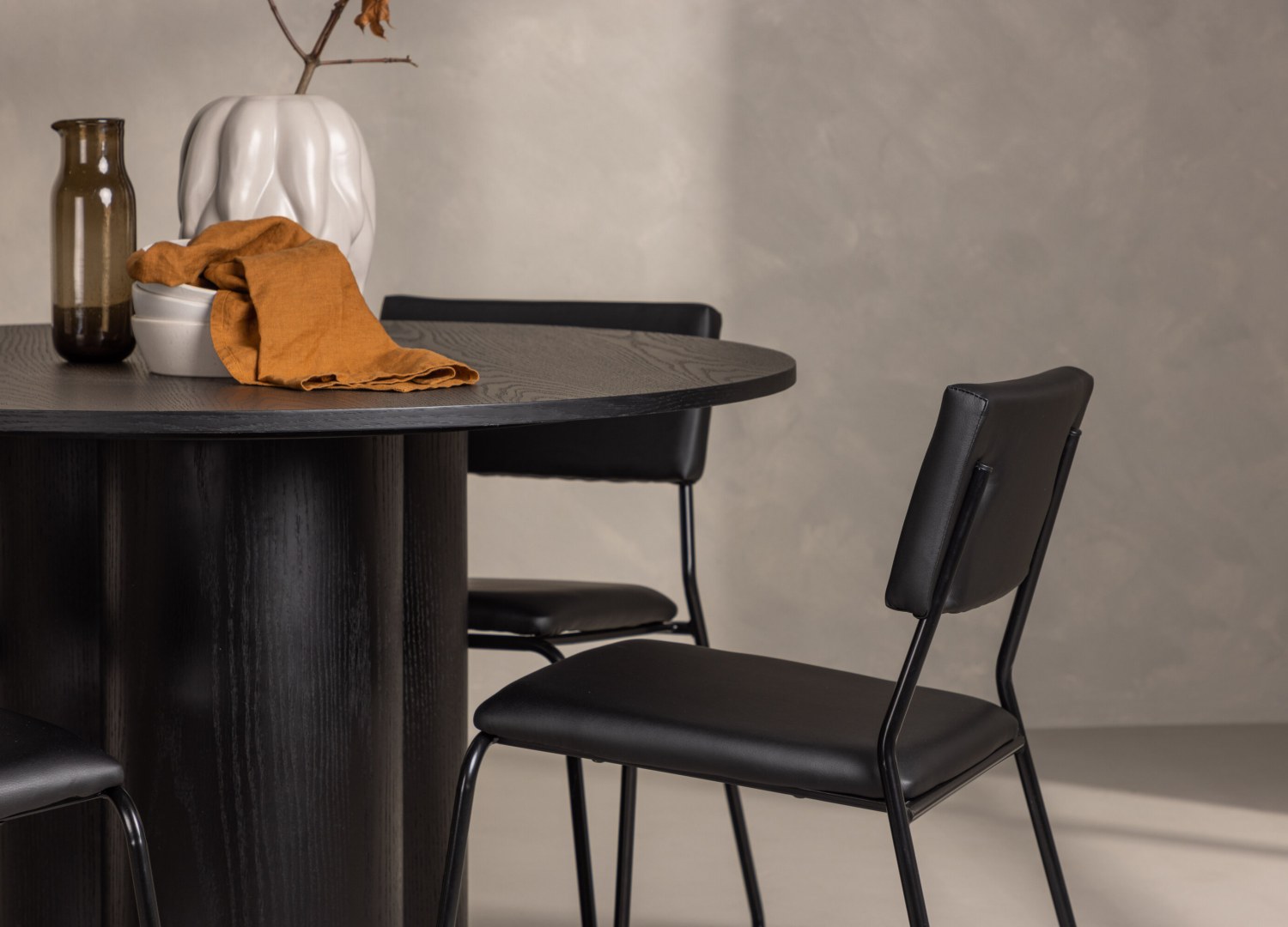 Table ronde Olivia et 4 chaises Kenth présentées dans un intérieur contemporain