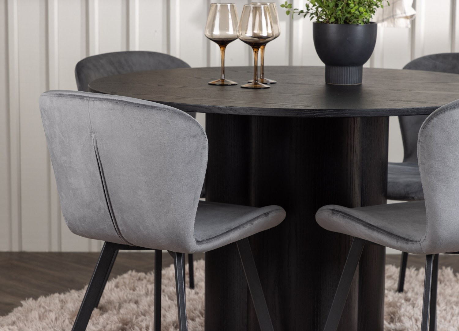 Table ronde Olivia et 4 chaises Lilja présentées dans un intérieur contemporain
