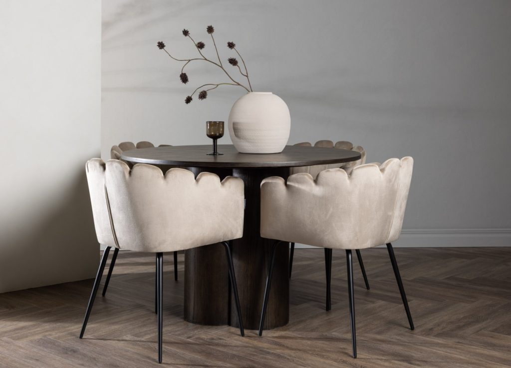 Ensemble table à manger ronde Olivia avec 4 chaises Limhamn dans une salle à manger