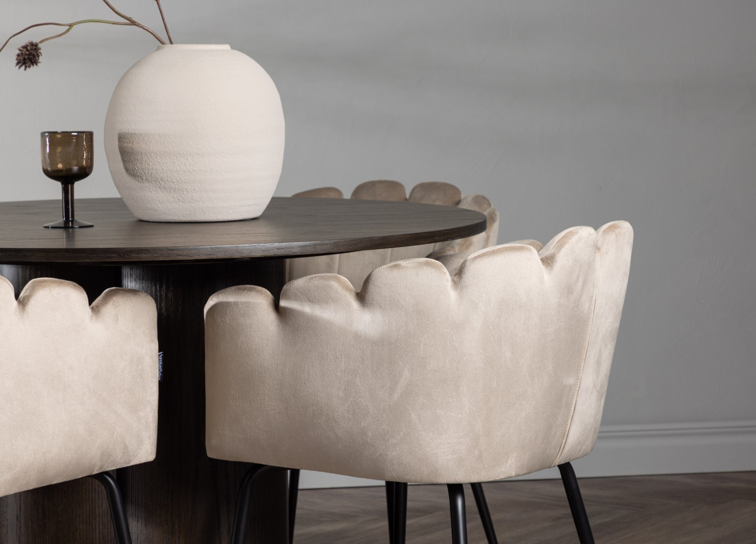 Table ronde Olivia et 4 chaises Limhamn présentées dans un intérieur contemporain