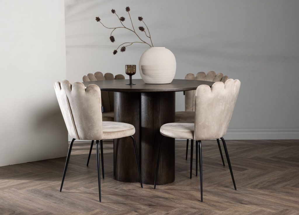 Ensemble table à manger ronde Olivia avec 4 chaises Limhamn dans une salle à manger