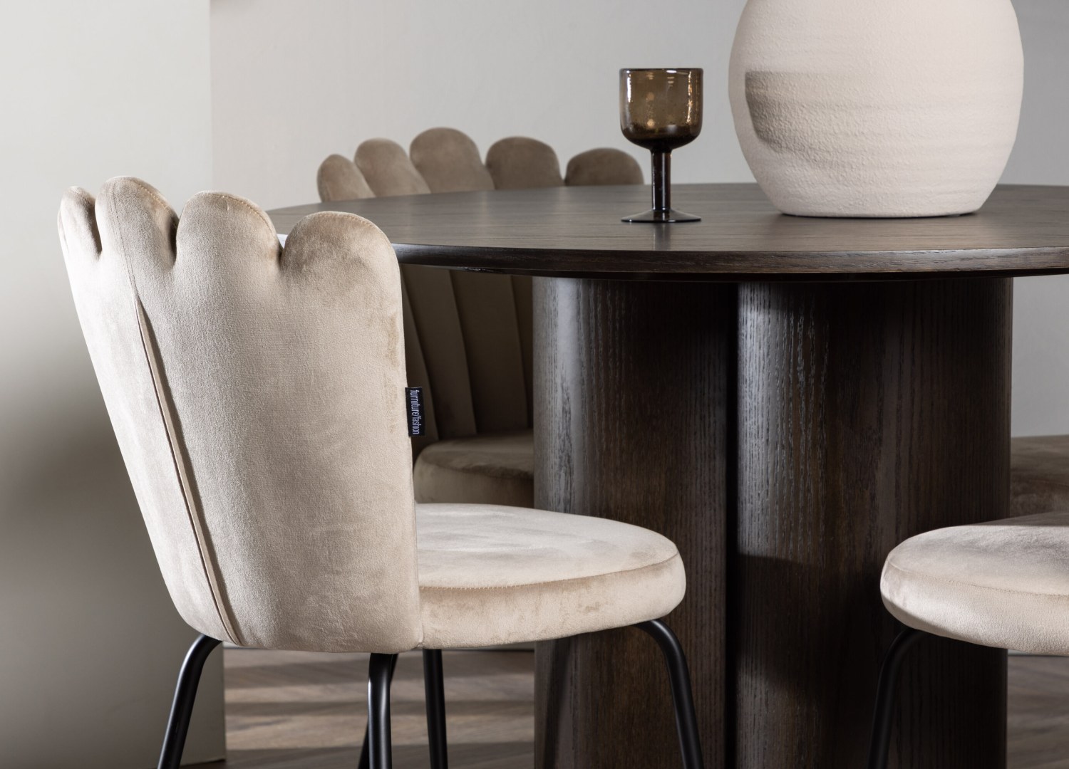 Table ronde Olivia et 4 chaises Limhamn présentées dans un intérieur contemporain