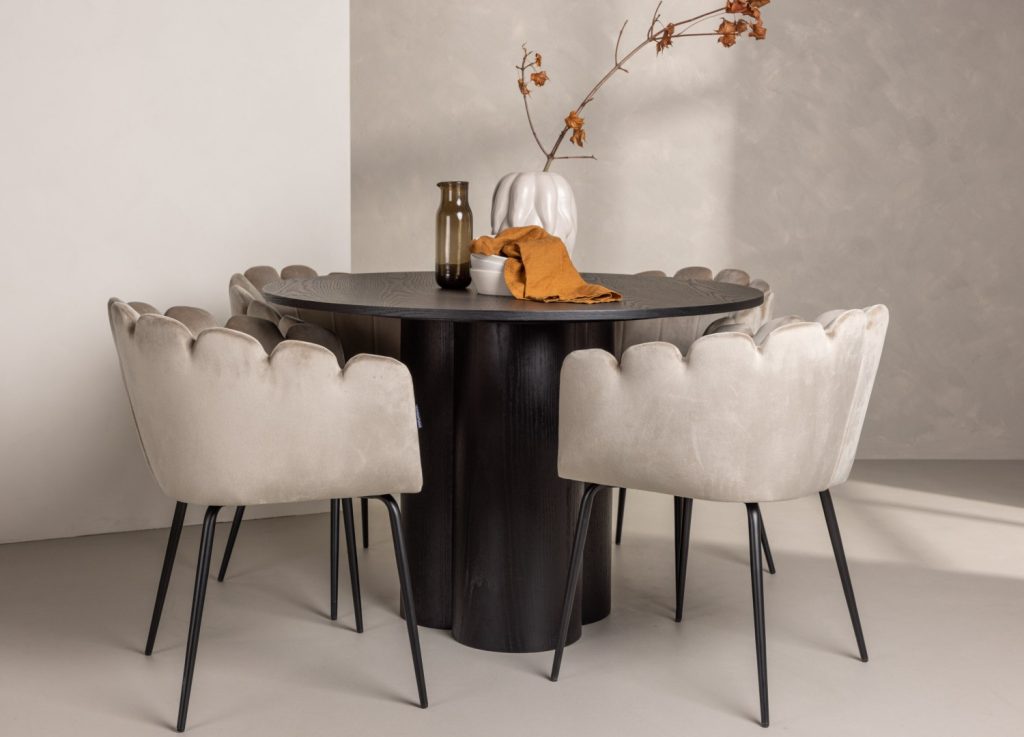 Ensemble table à manger ronde Olivia avec 4 chaises Limhamn dans une salle à manger